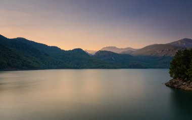 Yeşil Kanyon - Türkiye 'nin en önemli yerlerinden biri. Türkiye 'nin doğal güzelliği. Dağlar, yeşil çamlar, turkuaz göl. Ormanlı, ağaçlı dağ manzarası. Çok güzel bir dağ gölü. Taşlar. Temmuz 2020, uzun pozlu çekim