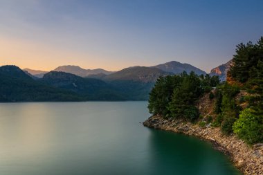 Yeşil Kanyon - Türkiye 'nin en önemli yerlerinden biri. Türkiye 'nin doğal güzelliği. Dağlar, yeşil çamlar, turkuaz göl. Ormanlı, ağaçlı dağ manzarası. Çok güzel bir dağ gölü. Kayalar