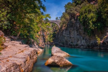 Koprulu Kanyonu. Kopru Nehri ve Koprulu Kanyonu manzarası. Türkiye 'nin güneybatısındaki Antalya iline bağlı Ulusal Park. Kanyon Roma Oluklu köprüsü tarafından geçilmektedir. Temmuz 2020, uzun pozlu çekim