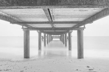 Akdeniz 'le çevrili, ufka giden büyük beton iskele. Belek, Türkiye 'de uzun pozlu çekim. Ağustos 2020