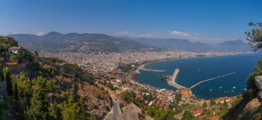 Türkiye 'nin Alanya kenti ve denizin panoramik manzarası. Ağustos 2020