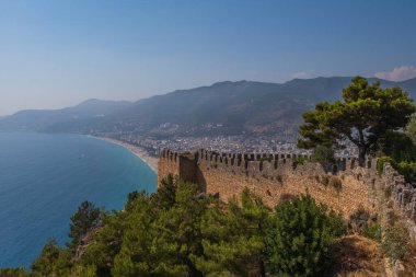 Türkiye 'nin Alanya kenti ve denizin panoramik manzarası. Ağustos 2020