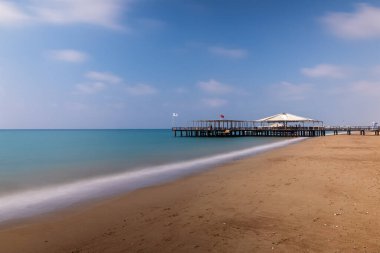 Hindi, Belek. Akdeniz 'deki rıhtım, uzun pozlama ve bulanık bir arkaplan. Ağustos 2020