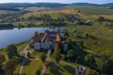 Göl kıyısındaki ortaçağ şatosunun manzarası. Mekan Svirzh, Ukrayna. Uçan İHA 'dan görüntüle (kuadkopter).