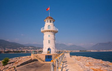 Alanya 'daki deniz feneri, Antalya ilçesi, Türkiye, Asya. Popüler turizm merkezi. Uzun pozlama fotoğrafı, Ağustos 2020