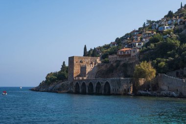 Alanya 'daki tersane ve cephanelik güzel, güneşli bir günde, Türkiye. Ağustos 2020
