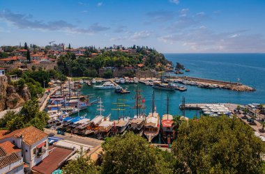 Kaleici, Antalya, Türkiye 'deki eski liman - seyahat geçmişi. Ağustos 2020. Uzun pozlama resmi