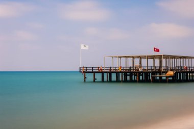 Hindi, Belek. Akdeniz 'deki rıhtım, uzun pozlama ve bulanık bir arkaplan. Ağustos 2020