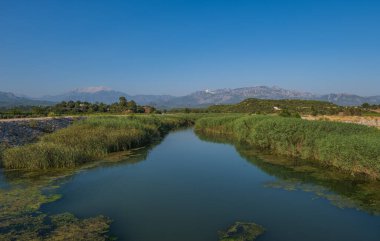 Aksu nehrinin manzarası. Guloluk, Türkiye. Ağustos 2020