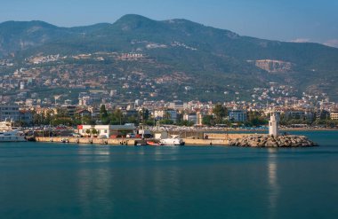 Alanya 'daki küçük deniz feneri, Antalya ilçesi, Türkiye, Asya. Popüler turizm merkezi. Uzun pozlama fotoğrafı, Ağustos 2020