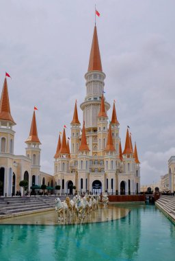 Türkiye, Belek - Mayıs 2018: Hotel Land of Legends Theme Park Antalya tatil beldesinde yer almaktadır. Konuklar, 5D sinemasına, 