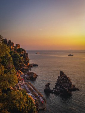 Cefalu 'nun doğu kıyılarının panoramik manzarası, Palermo Metropolitan Şehri, İtalya' nın kuzeyinde Sicilya kıyı kasabası. Ağustos 2024