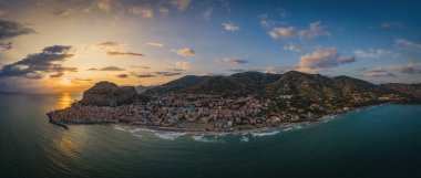 Güneş doğana kadar Cefalu, Sicilya, İtalya 'nın panoramik insansız hava aracı görüntüsü. Palermo yakınlarındaki Sicilya 'da küçük bir kasaba. Seyahat konsepti. Ağustos 2024