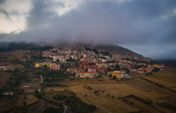 Gangi 'nin sabah sisli çatılarının gündoğumu manzarası. Sicilya, İtalya. Ağustos 2024. Hava aracı resmi.