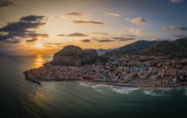 Güneş doğana kadar Cefalu, Sicilya, İtalya 'nın panoramik insansız hava aracı görüntüsü. Palermo yakınlarındaki Sicilya 'da küçük bir kasaba. Seyahat konsepti. Ağustos 2024