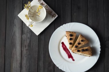 kahve koyu ahşap arka plan beyaz köpük ile