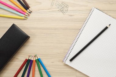 doğal zemin üzerine üstten görünüm ofis ve okul aksesuarları