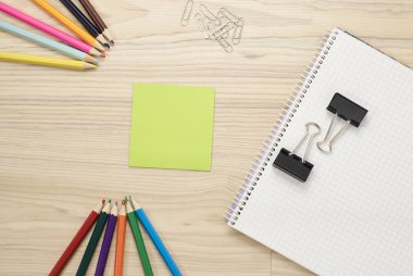 doğal zemin üzerine üstten görünüm ofis ve okul aksesuarları