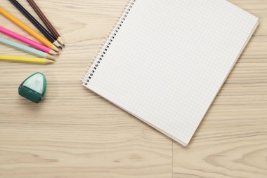 doğal zemin üzerine üstten görünüm ofis ve okul aksesuarları