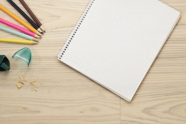 doğal zemin üzerine üstten görünüm ofis ve okul aksesuarları