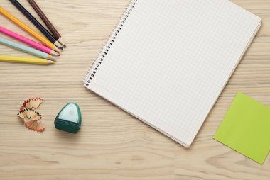 doğal zemin üzerine üstten görünüm ofis ve okul aksesuarları