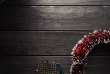 üstten görünüm Tatil Noel ve Yılbaşı aksesuarları koyu ahşap arka plan üzerinde