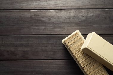 üstten görünüm Tatil Noel ve Yılbaşı aksesuarları koyu ahşap arka plan üzerinde