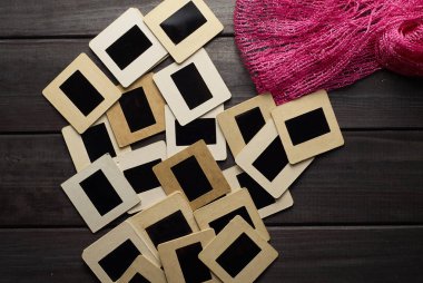 üstten görünüm güzellik ve moda aksesuar karanlık doku ahşap arka plan üzerinde