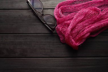 üstten görünüm güzellik ve moda aksesuar karanlık doku ahşap arka plan üzerinde
