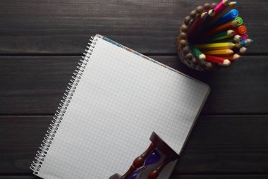 karanlık doku vintage ahşap arka plan üzerinde flatlay ofis ve okul aksesuarları