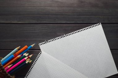 karanlık doku vintage ahşap arka plan üzerinde flatlay ofis ve okul aksesuarları