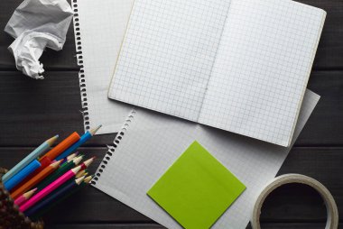 karanlık doku vintage ahşap arka plan üzerinde flatlay ofis ve okul aksesuarları