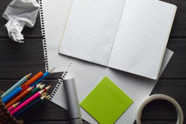 karanlık doku vintage ahşap arka plan üzerinde flatlay ofis ve okul aksesuarları