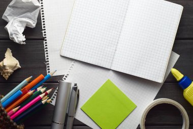 karanlık doku vintage ahşap arka plan üzerinde flatlay ofis ve okul aksesuarları