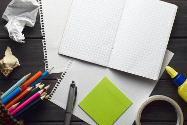 karanlık doku vintage ahşap arka plan üzerinde flatlay ofis ve okul aksesuarları