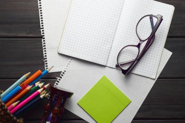 karanlık doku vintage ahşap arka plan üzerinde flatlay ofis ve okul aksesuarları