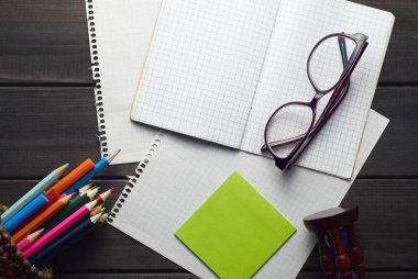 karanlık doku vintage ahşap arka plan üzerinde flatlay ofis ve okul aksesuarları