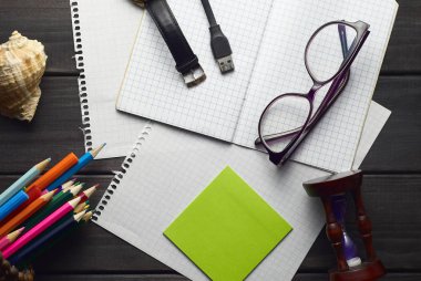 karanlık doku vintage ahşap arka plan üzerinde flatlay ofis ve okul aksesuarları