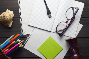 karanlık doku vintage ahşap arka plan üzerinde flatlay ofis ve okul aksesuarları