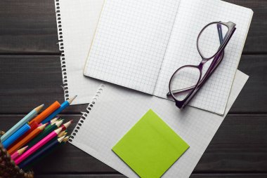 karanlık doku vintage ahşap arka plan üzerinde flatlay ofis ve okul aksesuarları