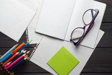 karanlık doku vintage ahşap arka plan üzerinde flatlay ofis ve okul aksesuarları