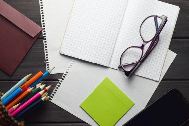 karanlık doku vintage ahşap arka plan üzerinde flatlay ofis ve okul aksesuarları