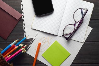 karanlık doku vintage ahşap arka plan üzerinde flatlay ofis ve okul aksesuarları