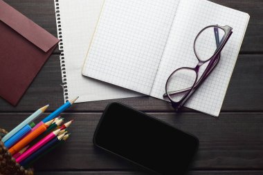 karanlık doku vintage ahşap arka plan üzerinde flatlay ofis ve okul aksesuarları