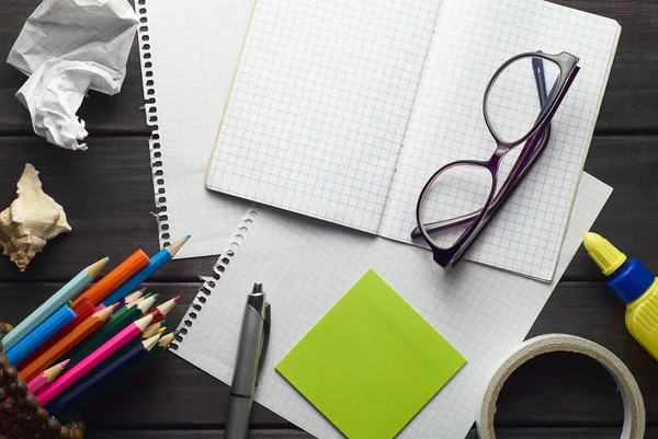 karanlık doku vintage ahşap arka plan üzerinde flatlay ofis ve okul aksesuarları