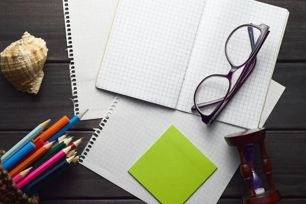 karanlık doku vintage ahşap arka plan üzerinde flatlay ofis ve okul aksesuarları