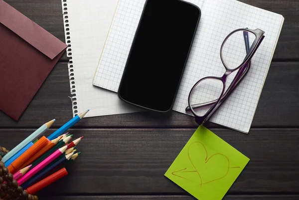 karanlık doku vintage ahşap arka plan üzerinde flatlay ofis ve okul aksesuarları