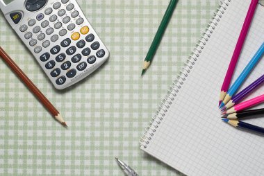 iş, okul ve ofis aksesuarları renkli geometrik Kağıt arka plan üzerinde farklı türleri