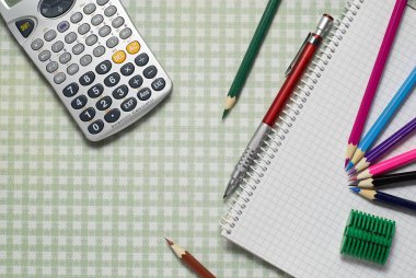 iş, okul ve ofis aksesuarları renkli geometrik Kağıt arka plan üzerinde farklı türleri