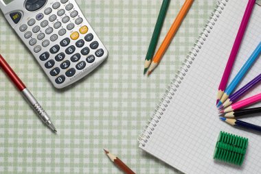 iş, okul ve ofis aksesuarları renkli geometrik Kağıt arka plan üzerinde farklı türleri